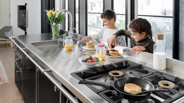 מטבח של DEMANINCOR, באדיבות ניגא שף FOR HOME (צילום: איתי אבירן)