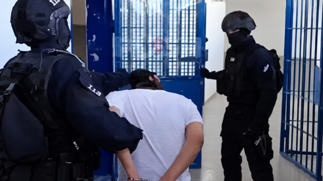 מתוך התיעוד שפרסם שב"ס: אגם צרפי מוכנסת לאבו כביר (צילום: צילום מסך פייסבוק)