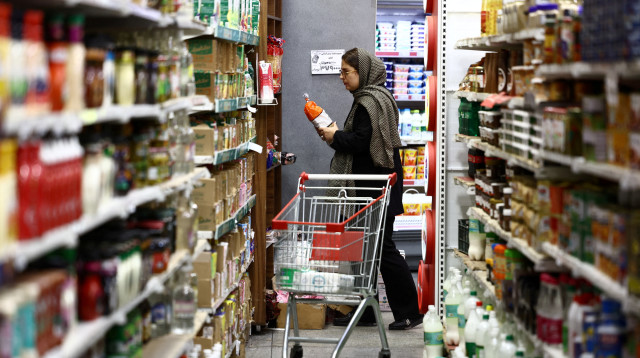 אישה איראנית קונה בסופרמרקט (צילום: REUTERS)