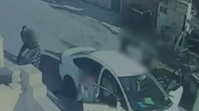 תושב כפר קאסם הואשם כי איים לחטוף את פרודתו - ליד ילדיה (צילום: דוברות המשטרה)