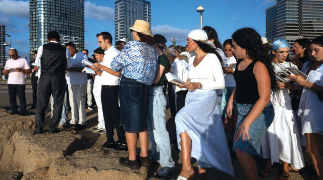 תפילת תשליך משותפת בחוף בתל אביב, 13.9.26 (צילום: יעל עבאס גויסקי, פלאש 90)