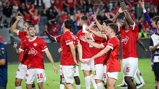 שחקני הפועל תל אביב חוגגים (צילום: קובי אליהו)