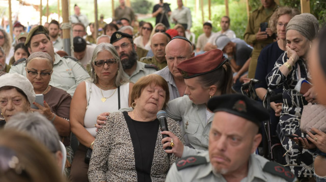 סגן שני עם איבון כהן, אחותו של יעקב זריהן ז"ל (צילום: דובר צה"ל)