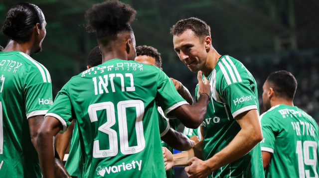 אנדריה נובאקוביץ' שחקן מכבי חיפה חוגג שער עם פדרו ברזאו (צילום: מאור אלקסלסי)