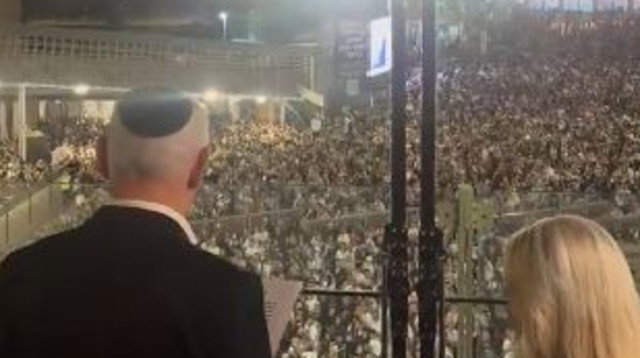 ראש הממשלה בנימין נתניהו בתפילה בכותל המערבי (צילום: צילום מסך)