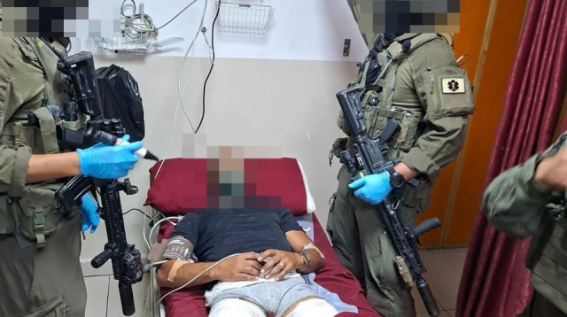 המחבל שחשוד בביצוע הפיגוע בבנימין לאחר שנתפס על ידי כוחות הביטחון  (צילום: שימוש לפי סעיף 27א')
