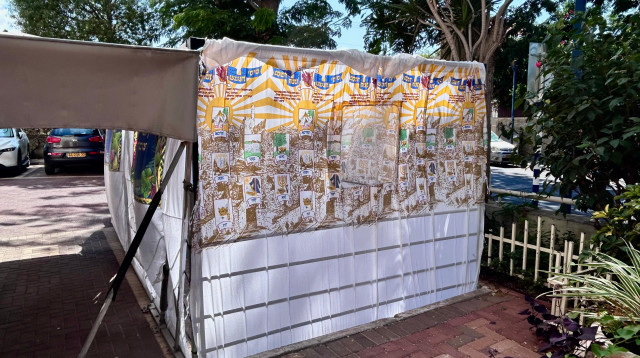 סוכה בבניין מגורים בחולון (צילום: אבשלום ששוני)