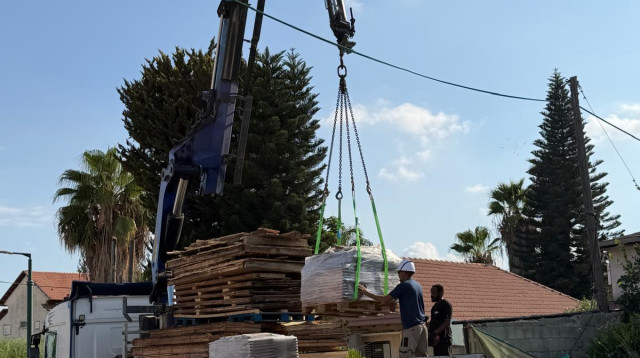העברת הצריף בכפר אוריאל (צילום: דוברות)