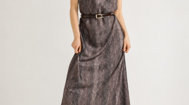 KENNETH COLE למשביר - שמלת מקסי עם פרינט נחש. מחיר לאחר הנחה: 149.90 שקלים (צילום: יונתן לוי)