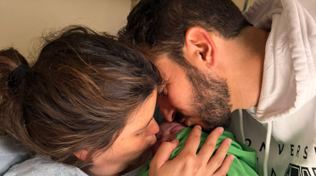 יונתן ונטלי שמריז עם הבייבי (צילום: מתוך אינסטגרם)