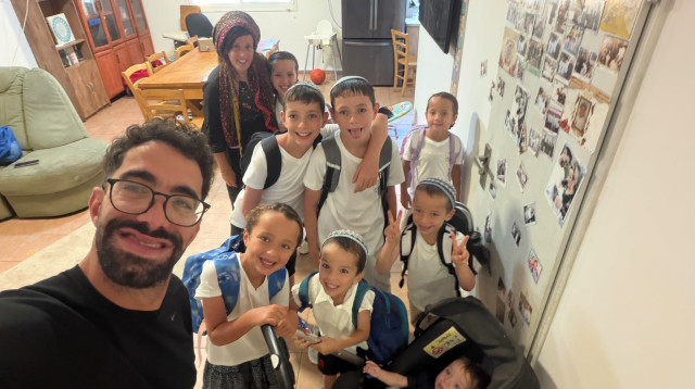 מוריה זנזורי ביחד עם בן זוגה ושמונת ילדיהם (הביולוגיים) (צילום: אלבום פרטי)
