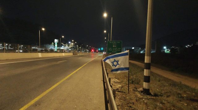 מבצע תליית 1000 דגלים ליד מג'ד אלכרום ובכבישי הגליל (צילום: דוברות הציונות הדתית )