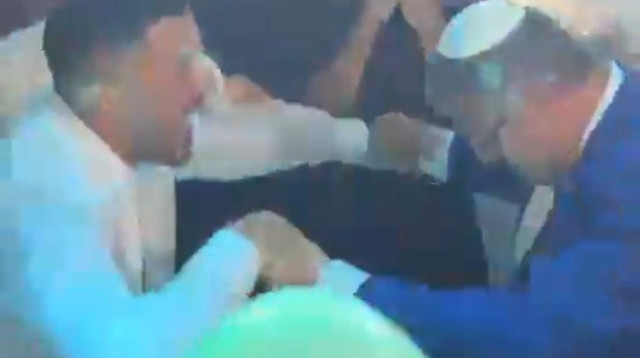 איתן אזולאי רוקד עם השר איתמר בן גביר בחתונתו (צילום: מסך מתוך רשת X)