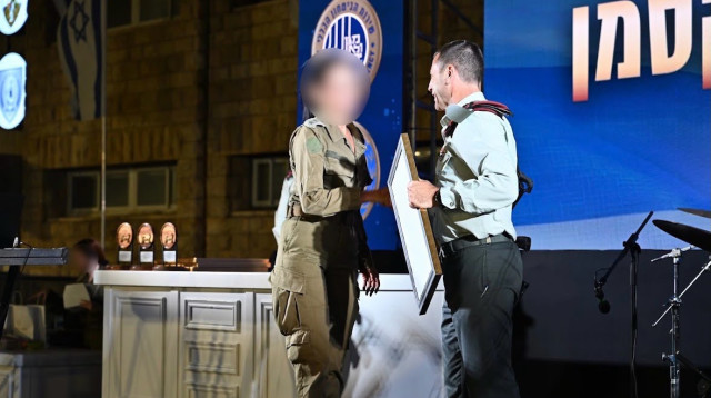 אל״ם (מיל') כ׳ מקבלת את הצטיינות אלוף פיקוד המרכז  (צילום: באדיבות דו"צ)