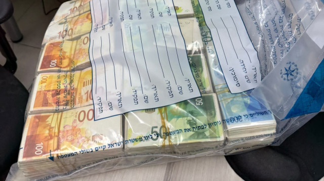 השטרות שנתפסו במחסום בית חורון (צילום: דוברות המשטרה)