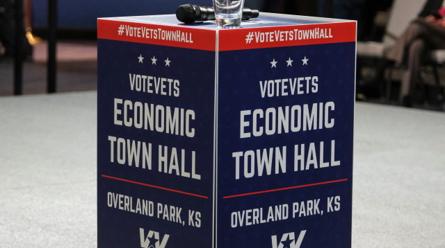 VoteVets (צילום: REUTERS/Arin Yoon)