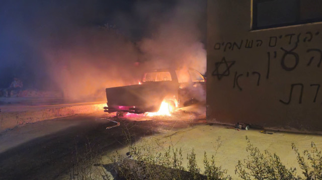 פעילי ימין קיצוני הציתו רכב בכפר דיר אבו משעל (צילום: שימוש לפי סעיף 27א')