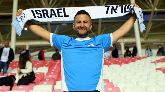 גיא הוכמן ביציע בדברצן (צילום: אודי ציטיאט)
