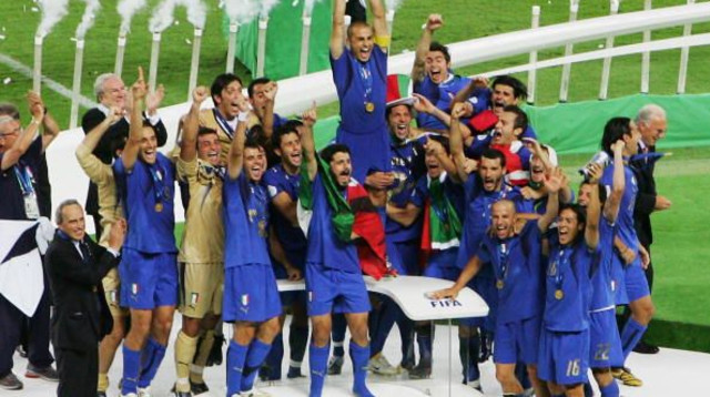 קנבארו מניף את הגביע העולמי ב-2006 (צילום: GettyImages)