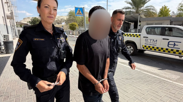 בן 17 רכב בפראות ביפו, חצה באדום – ובחיפוש נתפס קוקאין (צילום: דוברות המשטרה)