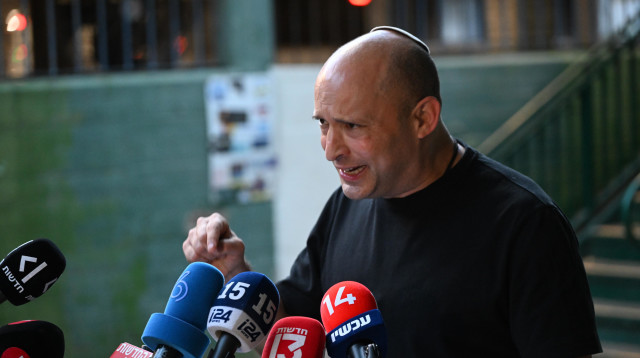 נפתלי בנט בכיכר החטופים (צילום: אבשלום ששוני)