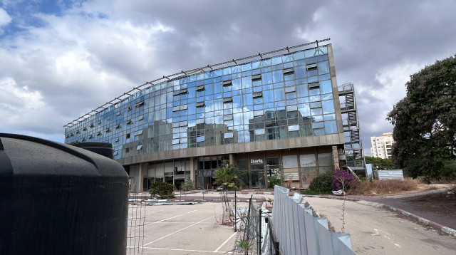 מלון אוויה. פיל לבן ביהוד (צילום: אבשלום ששוני)
