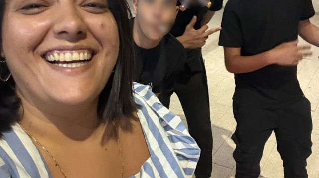 עדן בחברת ילדי שדרות (צילום: דוברות המשרד לביטחון לאומי)