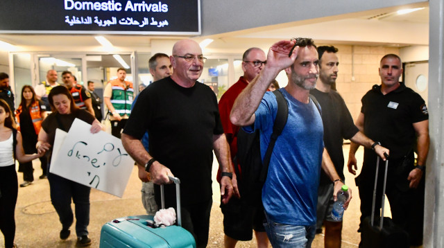 נוסעי טיסת פליי דובאי מתקבלים בנתב"ג (צילום: אבשלום ששוני)