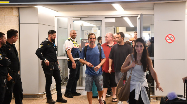 נוסעי טיסת פליי דובאי מתקבלים בנתב"ג (צילום: אבשלום ששוני)