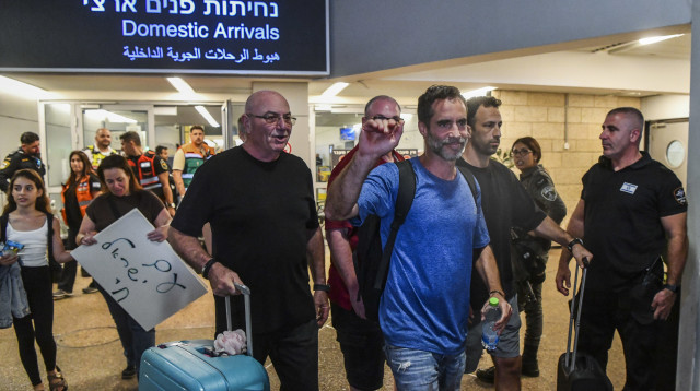 נוסעי פליי דובאי מגיעים לבן גוריון (צילום: אבשלום ששוני, פלאש 90)