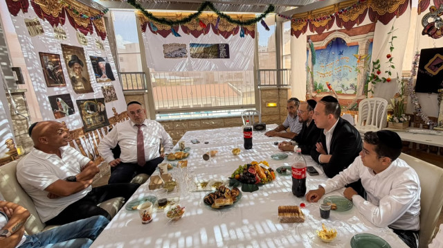 הוריו של אסף חממי בביקור בסוכת יעקב אשר (צילום: מוטי לבל)