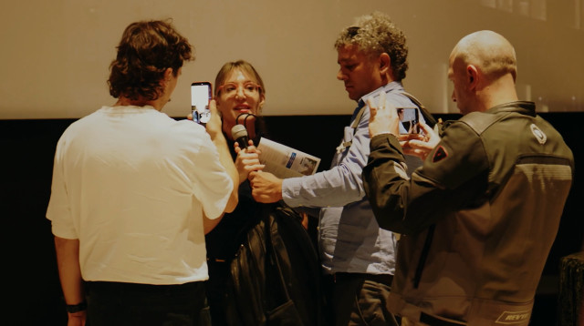 סבין תעסה פורצת לבמה במהלך הקרנת הסרט "נז"א" בהולנד (צילום: צילום מסך רשת X)