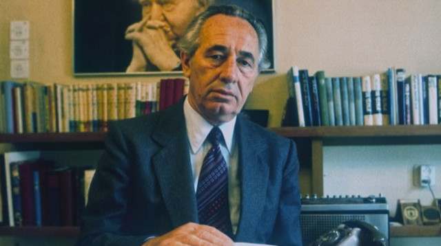 שמעון פרס, מתוך הסדרה "אדון כמעט" (צילום: צילום מסך ערוץ הכנסת)