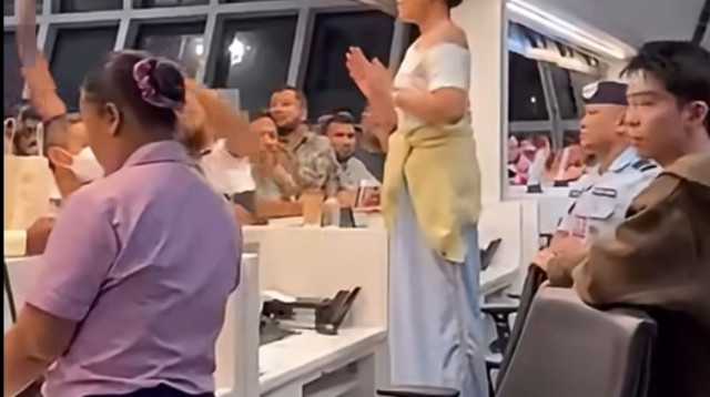 נוסעת עושה סדר בשדה התעופה בתאילנד (צילום: רשתות שימוש לפי סעיף 27)