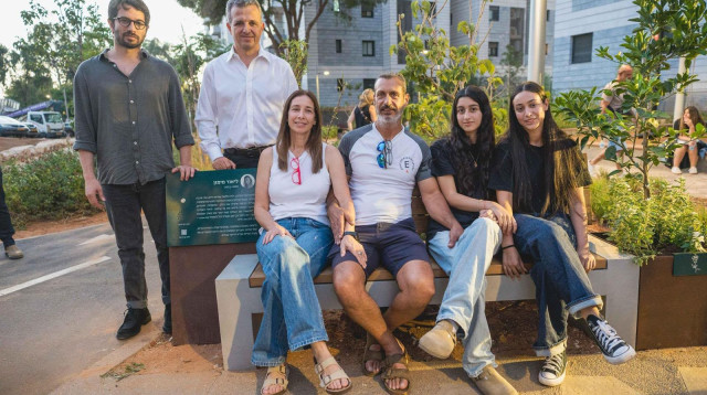 ספסלי הנצחה ברמת גן (צילום: דוברות עיריית רמת גן)