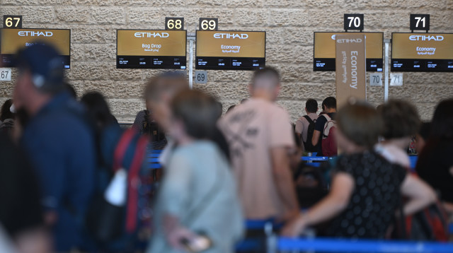 דלפק איתיחאד בנתב"ג (צילום: אבשלום ששוני)
