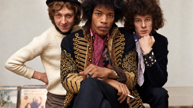 ג'ימי הנדריקס עם נואל רדינג ומיץ' מיטשל, חברי The Jimi Hendrix Experience, שהוקמה ב-1966 (צילום: Avalon/Getty Images, מעובד)