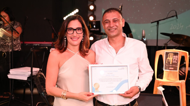 יסמין נחום מנכ"לית האגודה לבריאות הציבור מעניקה תעודת הצטיינות למוניר סיאם ז"ל (צילום: האגודה לבריאות הציבור)
