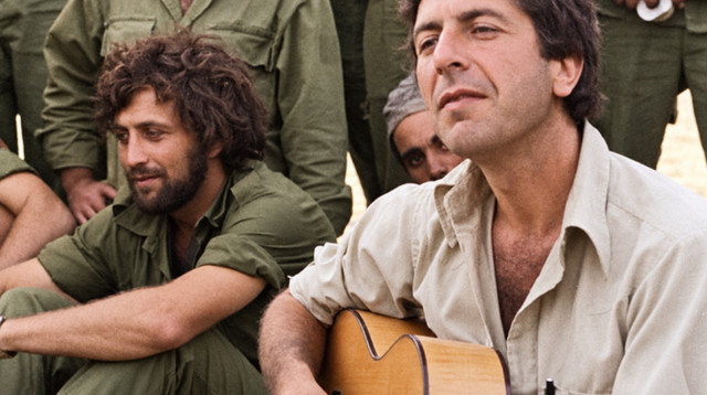 לאונרד כהן מופיע לפני חיילי צה"ל, 1973 (צילום: אורי דן, באדיבות גלריה פרקש, מעובד)