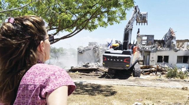 זהר לב מול הריסות ביתה בקיבוץ בארי (צילום: קרן לב)