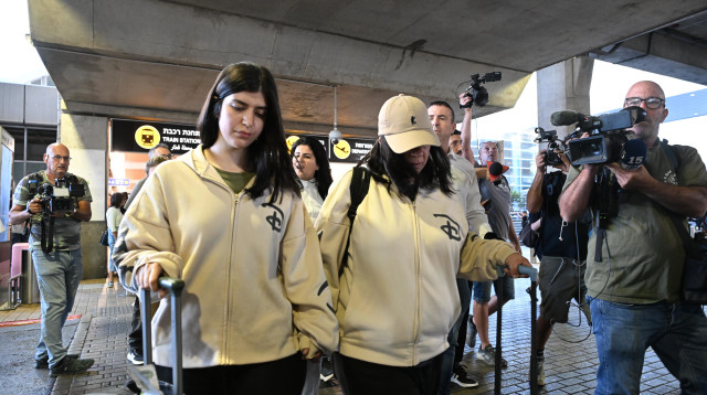 מלי וליאל יהלומי ביציאה מנתב"ג (צילום: אבשלום ששוני)