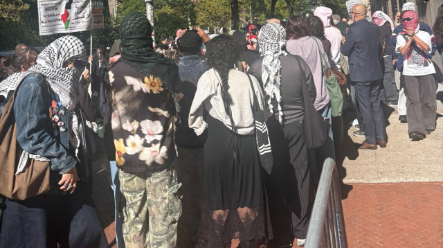 הפגנות פרו פלסטיניות באוניברסיטת קולומביה, כולם עם פנים מכוסות (צילום: אליה שי)