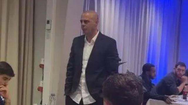 מאמן הנבחרת הצעירה גיא לוזון נפרד מהשחקנים (צילום: צילום מסך, ההתאחדות לכדורגל)