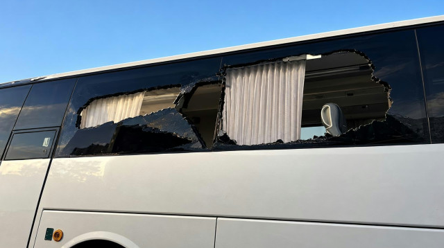 הנזק שנגרם לאוטובוס בחולון (צילום: דוברות המשטרה)