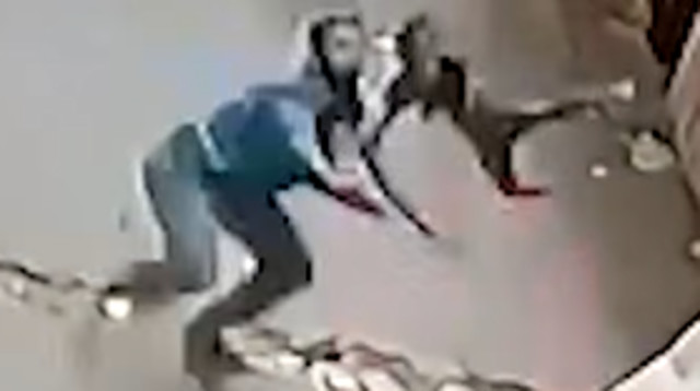 עובר אורח מציל ילד שנפל ממרפסת (צילום: מתוך יוטיוב)