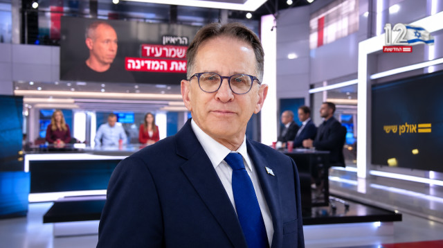 צחי ברוורמן על רקע אולפן שישי (צילום: יונתן זינדל, פלאש 90,צילום מסך חדשות 12)