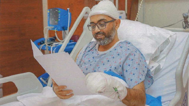 סמית מאצ'הר עם מכתבו של הנשיא הרצוג (צילום: דוברות בית הנשיא)