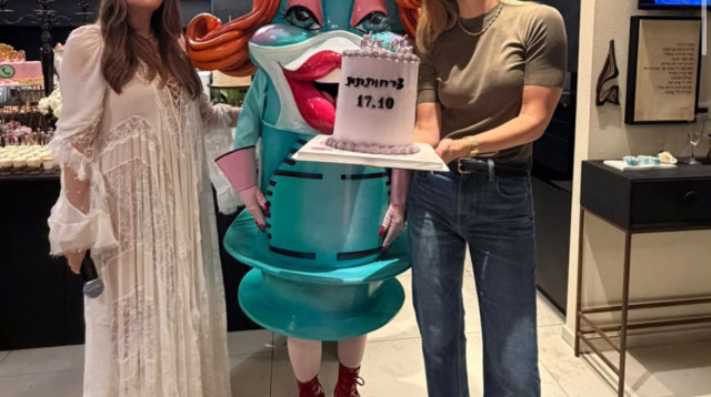 אופירה אסייג ובר רפאלי עם עוגת היום הולדת (צילום: פרטי)