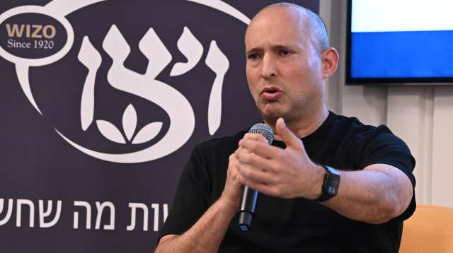 נפתלי בנט בכנס הנשים של ויצו לקראת הבחירות (צילום: אבשלום ששוני)