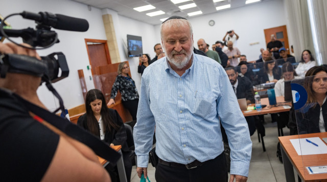 אביחי מנדלבליט בבית המשפט (צילום: חיים גולדברג, פלאש 90)